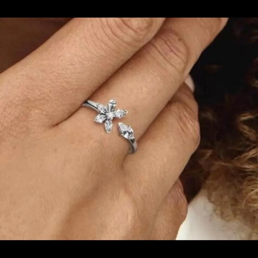 SPARKLING HERBARIUM CLUSTER OPEN RING 7.5